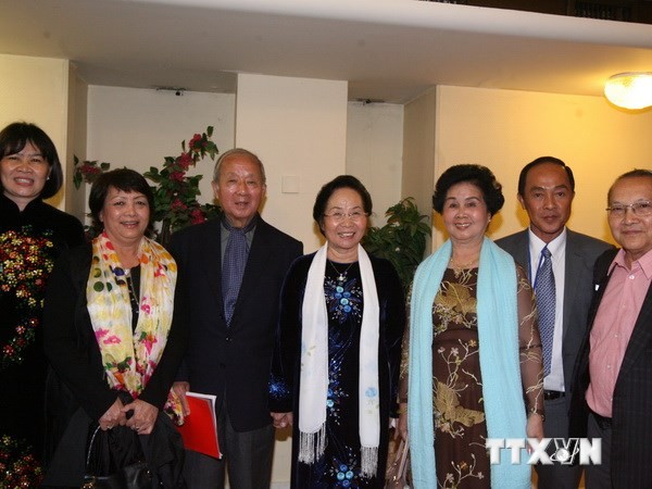 Vizestaatspräsidentin Nguyen Thi Doan trifft Vertreter der vietnamesischen Gemeinde in Frankreich - ảnh 1